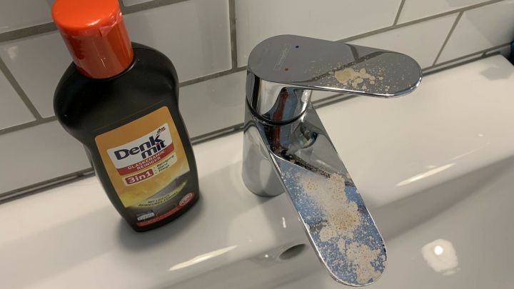 Haarfarbe auf die Badezimmerarmaturen bekommen? Mithilfe von Glaskeramikfeldreiniger bekommst du die Farbe sehr gut wieder entfernt.