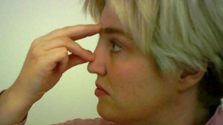 Nase verstopft? Dann versuch mal diesen Trick aus der Osteopathie! Schon nach wenigen Minuten ist deine Nase wieder frei!