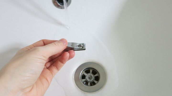 Was man tun kann, damit die Fingernägel beim Schneiden nicht herumfliegen, kannst du in diesem Tipp erfahren.