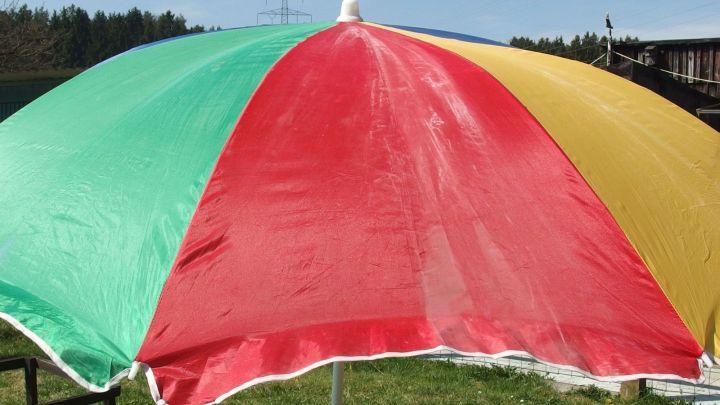 Schimmel am Sonnenschirm mit Backofenspray entfernen. Dies geht übrigens auch mit Stuhlkissen und dergleichen.