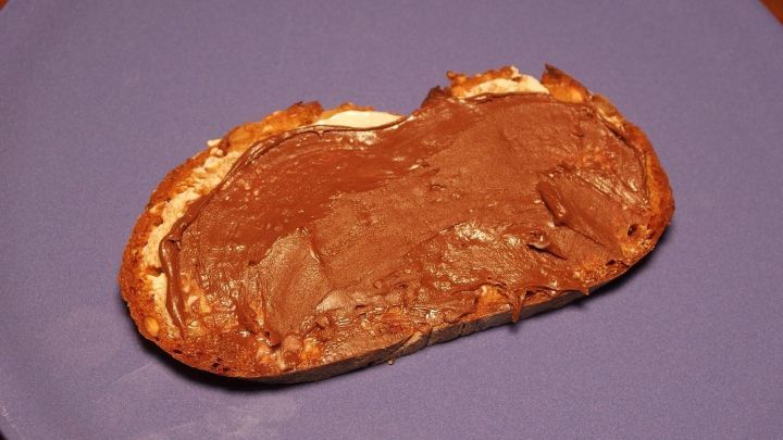 Aus Margarine, Kakaopulver und gemahlenen Haselnüssen kann man einen nutellaähnlichen Brotaufstrich selber machen.
