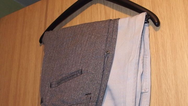Mit diesem Trick rutschen Hosen nicht so leicht vom Kleiderbügel.