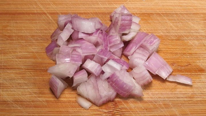 Zwiebeln bringen einen nicht mehr zum Weinen, wenn man Kontaktlinsen trägt.