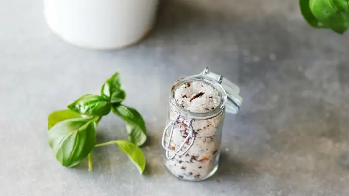 Ein Kräutersalz ist schnell selbstgemacht und eine tolle Methode, um die vielen Kräuter aus dem Garten zu verarbeiten.