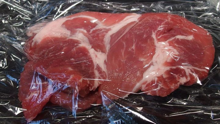 Beim Einfrieren von Schnitzeln Frischhaltefolie zwischen die einzelnen Schnitzel legen.