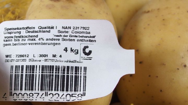 Seit einigen Jahren werden viele Kartoffeln nach der Ernte chemisch behandelt. Das Vorgehen ist legal. Aber wer möchte so etwas mitessen?