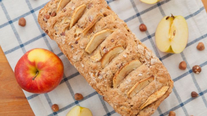 Dieses Apfelbrot ohne Fett, Zucker und Eier ist super einfach zu backen und schmeckt herrlich aromatisch. Probiers mal aus!