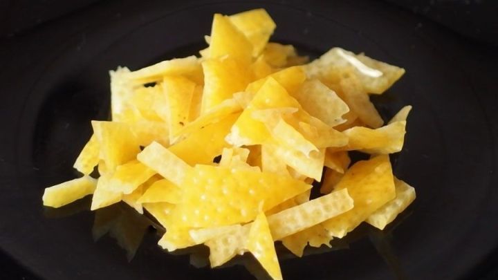 Kostenloser Raumduft mit Säckchen aus Zitrusschalen.