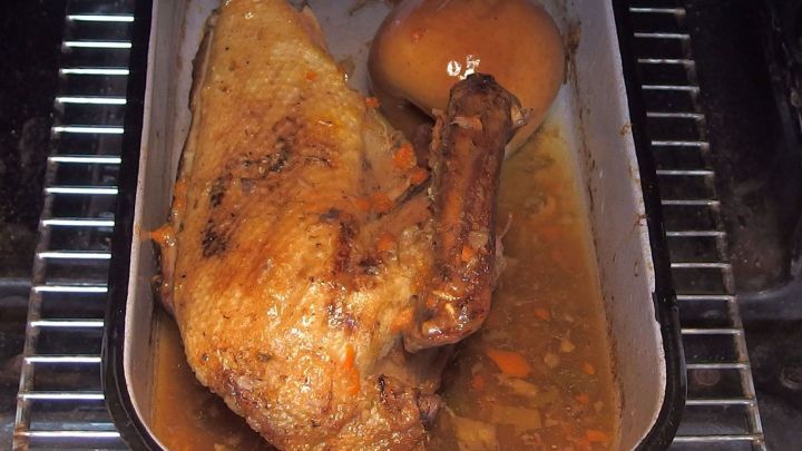 Wir lieben Entenbrust, aber ja nicht rosa! Mein Göga und die Kids essen nur durchgebratenes Fleisch vom Geflügel. Deshalb habe ich etwas herumprobiert und bin mit folgendem Rezept sehr zufrieden.