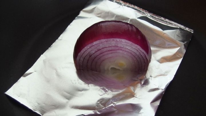 Zwiebeln bräunen in der Pfanne mit Alufolie - eine Hühnerbrühe aus einem Suppenhuhn zubereitet, bekommt dadurch eine sehr appetitliche Farbe.