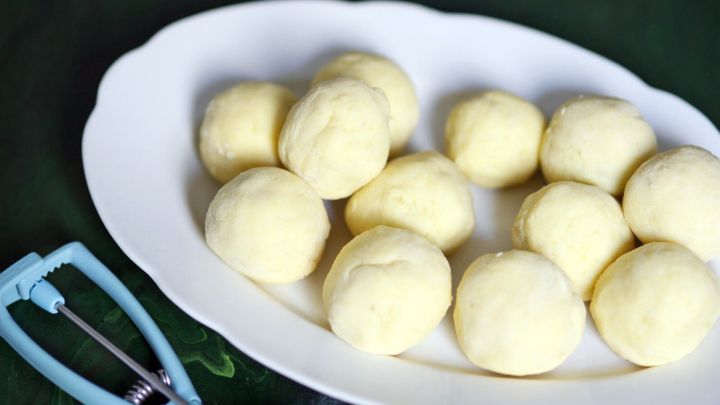 Mithilfe eines Eisportionierers lassen sich gleichgroße Knödel formen.