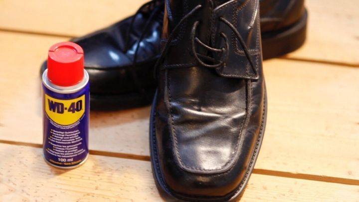 Lederschuhe imprägnieren: Saubere und trockene Schuhe reichlich mit WD40 einsprühen. Der Duft verfliegt bald. Auch für helle Schuhe geeignet.