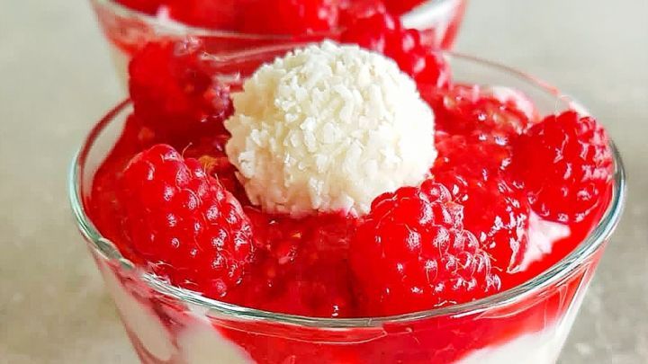 Lust auf ein leckeres Dessert mit Raffaello-Creme und Himbeeren? Dann schau dir dieses einfache Rezept an!