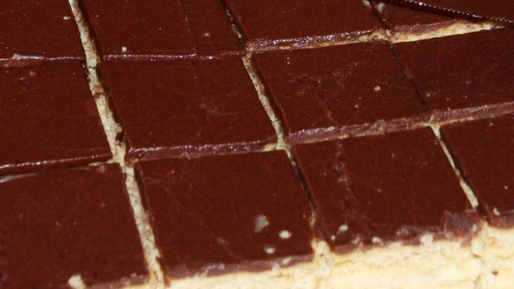 Mit dieser Methode bekommt der Schokoguss auf dem Kuchen einen ganz besonders schönen Glanz.