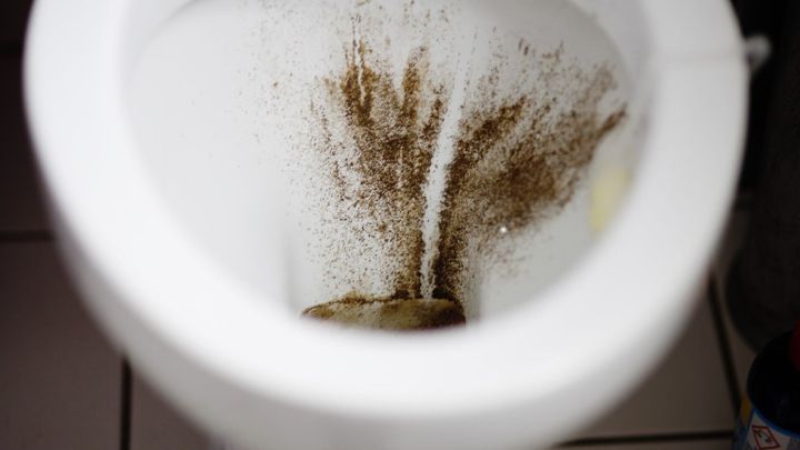 Mit etwas Pfeffer in der Toilettenschüssel kann man testen, ob ungewollt Wasser hinabläuft.