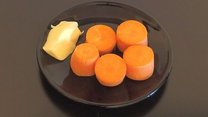 In Möhren-Gemüse unbedingt Sahne oder Butter geben, in Möhren-Rohkost etwas Öl.