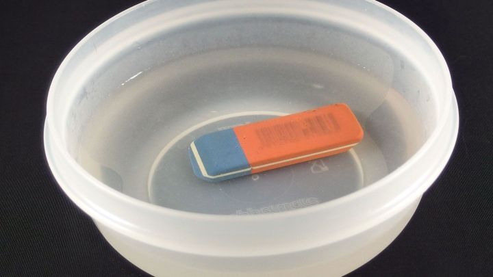 Verschmutzter Radiergummi radiert wieder, wenn man ihn für einige Stunden in warmes Wasser legt.