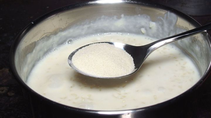 Milchreis mit Grieß verfeinern - macht den Milchreis cremiger.