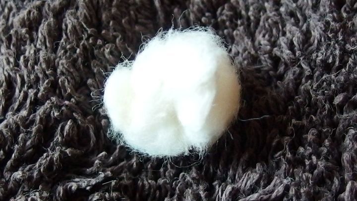 Im Winter einfach ein Stückchen Watte zusammenrollen und ins Ohr stecken. Die Watte verhindert, dass die Kälte direkt ins Ohr kommt.