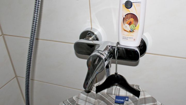 Haarshampoo auf den Fleck geben, etwas verreiben und wie gewohnt waschen.