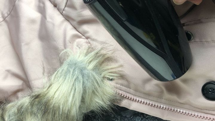 Wenn Kerzenwachs auf deine Winterjacke tropft, kannst du dieses mit einem Föhn entfernen. Durch die heiße Luft schmilzt das Wachs und man kann es mit Löschpapier aufsaugen.