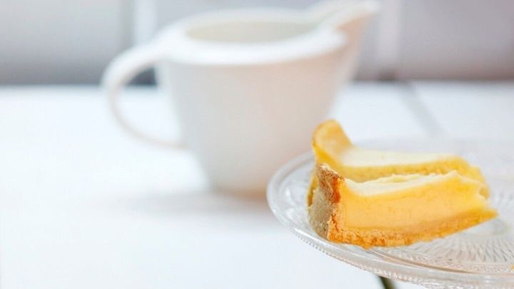 Schön glänzender und appetitlich aussehender Käsekuchen mit von gezuckerter Milch.
