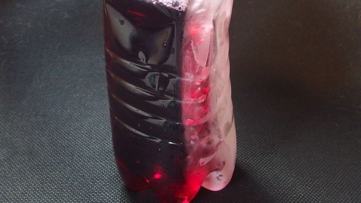 Bei Bedarf ein eisgekühltes Getränk in einer Plastikflasche schnell zubereiten.