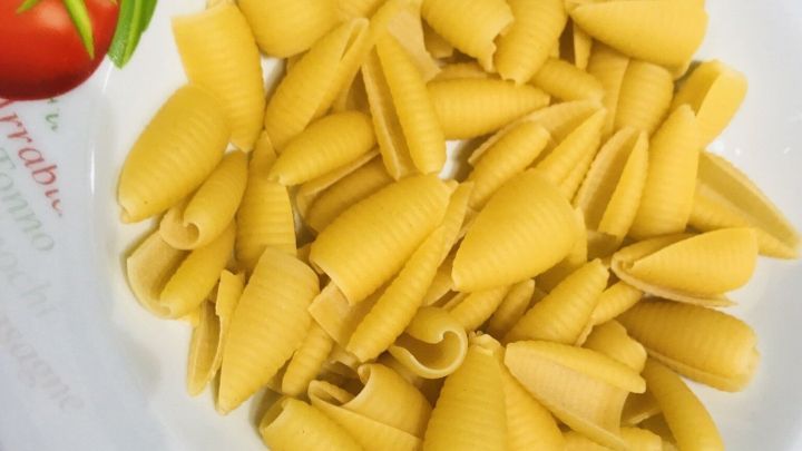 Teigwaren mit wenig Wasser kochen und besseren Geschmack erhalten: Diese Kochvariante funktioniert gut bei Nudelauflauf- oder Pfannen.