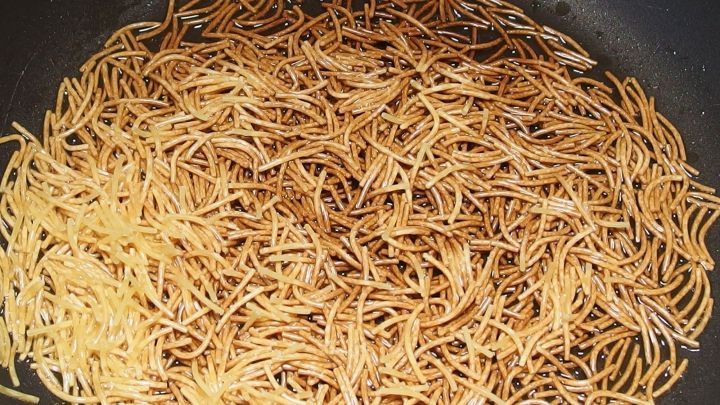 Geschmälzte Nudeln über gekochte Bandnudeln oder Spätzle geben. Das "knuspert" herrlich beim Essen! Eine Alternative zu gerösteten Semmelbröseln.