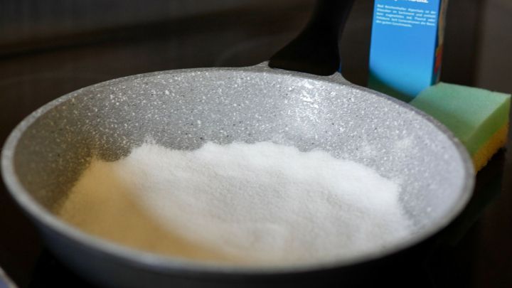 Wenn deine Pfanne nach dem Einweichen mit Wasser und Spülmittel immer noch angebrannte Reste auweist, kannst du diese mit Salz entfernen.