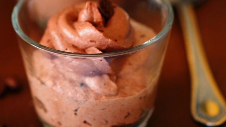Das selbstgemacht Schokoladen-Brownie-Eis ist eine süße Sünde, die jedem Schokoliebhaber ein Glitzern in die Augen treibt.