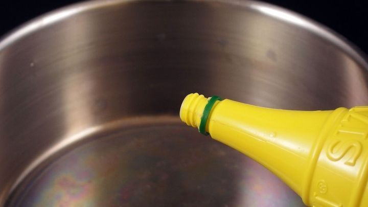 Kalkflecken an Kochtöpfen mit ein paar Spritzern flüssiger Zitrone entfernen.