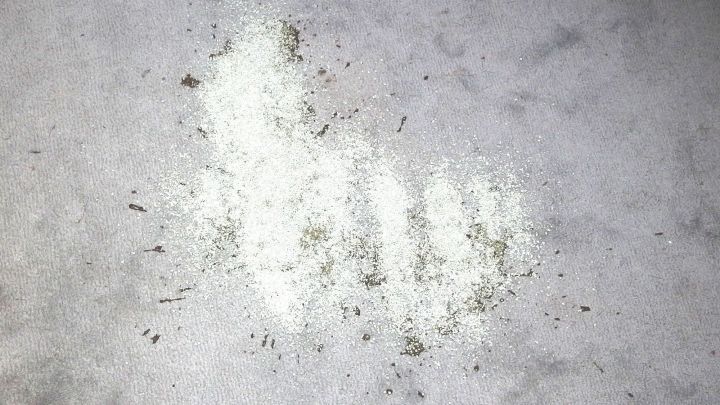 Verschüttetes Öl mithilfe von Katzenstreu leichter aufputzen.