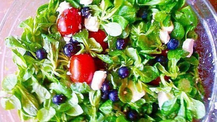 Ein Geschmacksfeuerwerk ist dieser Feldsalat mit Blaubeeren! Mache das Rezept nach und genieße köstlichen Salat.