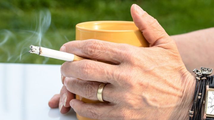 Mit Gebissreiniger Tabletten kann man Nikotinflecken auf der Haut super leicht entfernen. Einfach die Finger eine Zeit lang im Wasser mit den Tabletten einweichen.