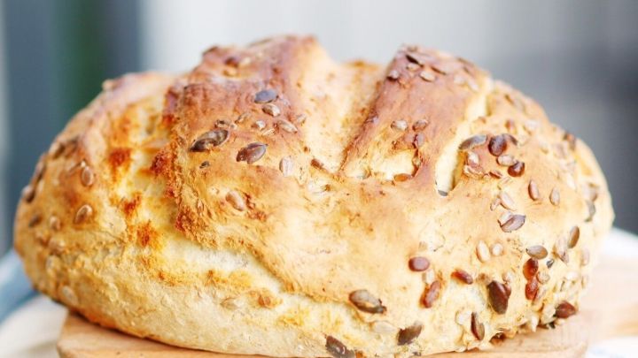 Durch die Zugabe von Sonnenblumen- und Kürbiskernen ist es dann ein Körnerbrot und schmeckt deftig lecker.