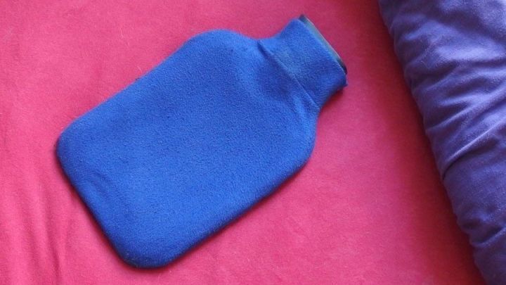 Im Herbst und im Winter nachts nicht mehr frieren: Bett mit Wärmflasche vorwärmen.