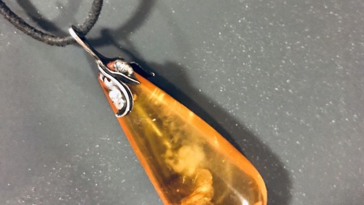Dein Schmuck aus Bernstein bleibt dir lange erhalten, wenn du ihn ab und zu mit reinem Olivenöl einreibst.