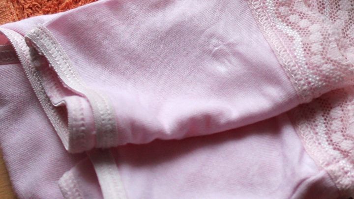 Feinwäsche waschen in einem Kopfkissenbezug: Durch diese Wäschehülle wird die Feinwäsche geschützt und sieht länger wie neu aus.