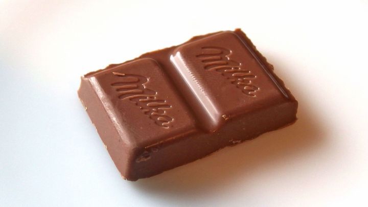 Gegen Halsschmerzen ein Stück Schokolade langsam im Mund zergehen lassen.