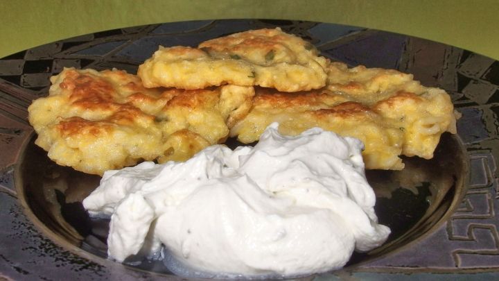 Kein Problem, wenn du einmal zu viel Reis gekocht hat. Er kann wunderbar verwertet werden. Mach einfach diese Reis Pfannkuchen daraus.