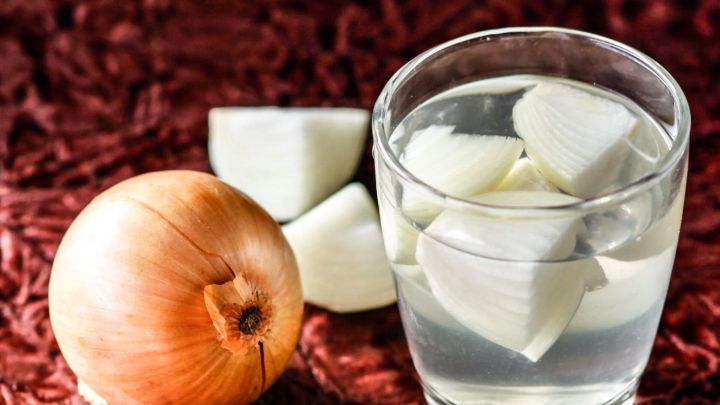 Wenn du die ersten Anzeichen von Halsschmerzen verspürst, solltest du schnell handeln. Es hilft, mit Zwiebelwasser zu gurgeln.