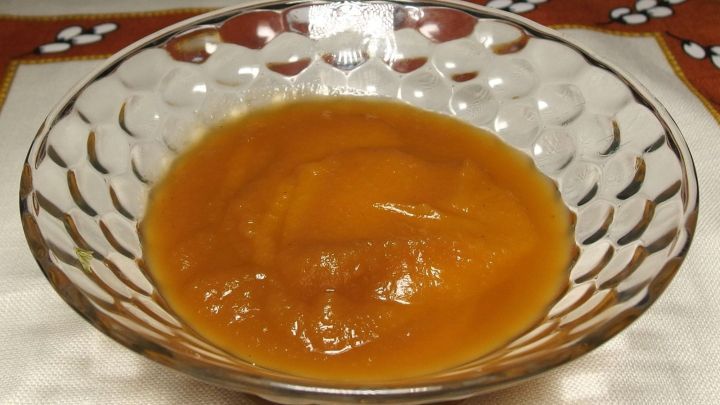 Apfelmus oder Apfelkompott mit Ingwer und Zitronensaft. Das Ergebnis: fruchtig-leicht scharf, sehr lecker!