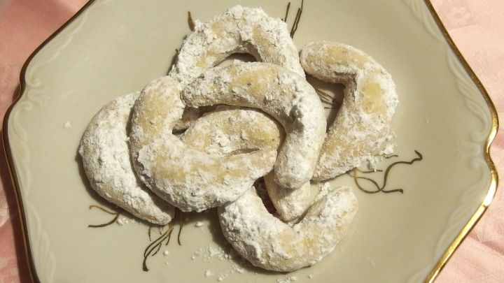 So kann man Vanillekipferlteig schneller verarbeiten und formen, ohne dass der er bricht. Auch beim Wälzen im Zucker gibt es so kein Brechen mehr.