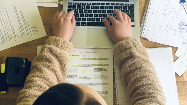 Mithilfe von selbstklebenden Türstoppern auf der Unterseite eines Notebooks, lassen sich Hitzestaus vermeiden.