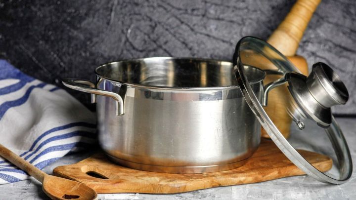Dir ist dein Essen im Topf angebrannt? Keine Sorge. Fülle deinen Topf mit kaltem Wasser und lasse es über Nacht einwirken. Am nächsten Morgen haben sich die Verkrustungen gelöst.