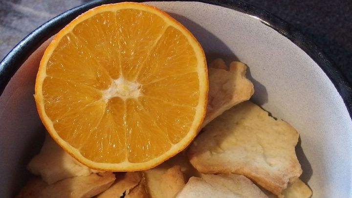 Harte Plätzchen werden wieder weich mithilfe einer halbierten Orange.