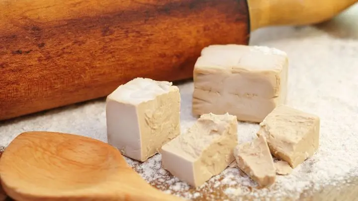 Hefe selbst herstellen ist gar nicht schwer. Man benötigt nur wenige Zutaten. Erfahre hier das einfache Rezept.