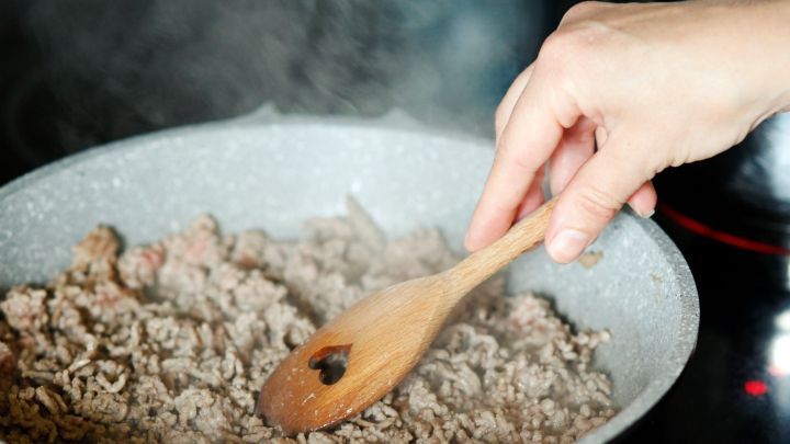 Wenn du dein Gehacktes schön krümelig haben möchtest, dann bearbeite es beim Anbraten mit einem Kochlöffel oder mit einem Schneebesen.