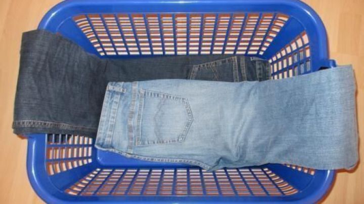 Hosen im Koffer faltenfrei packen 1